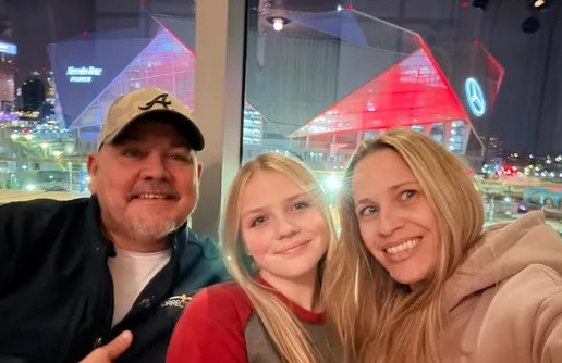 Jaylyn Fehr with her parents.

(GoFundMe)