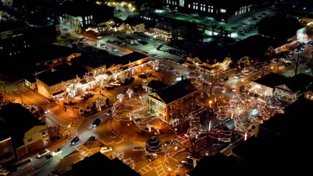 Dahlonega Square at Christmas. (dahlonegachristmas.com)