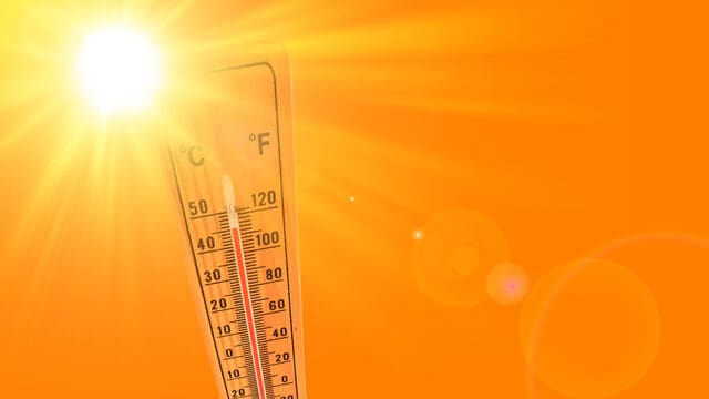 Orange illustration representing the hot summer sun and the environmental thermometer that marks a temperature of 45 degrees